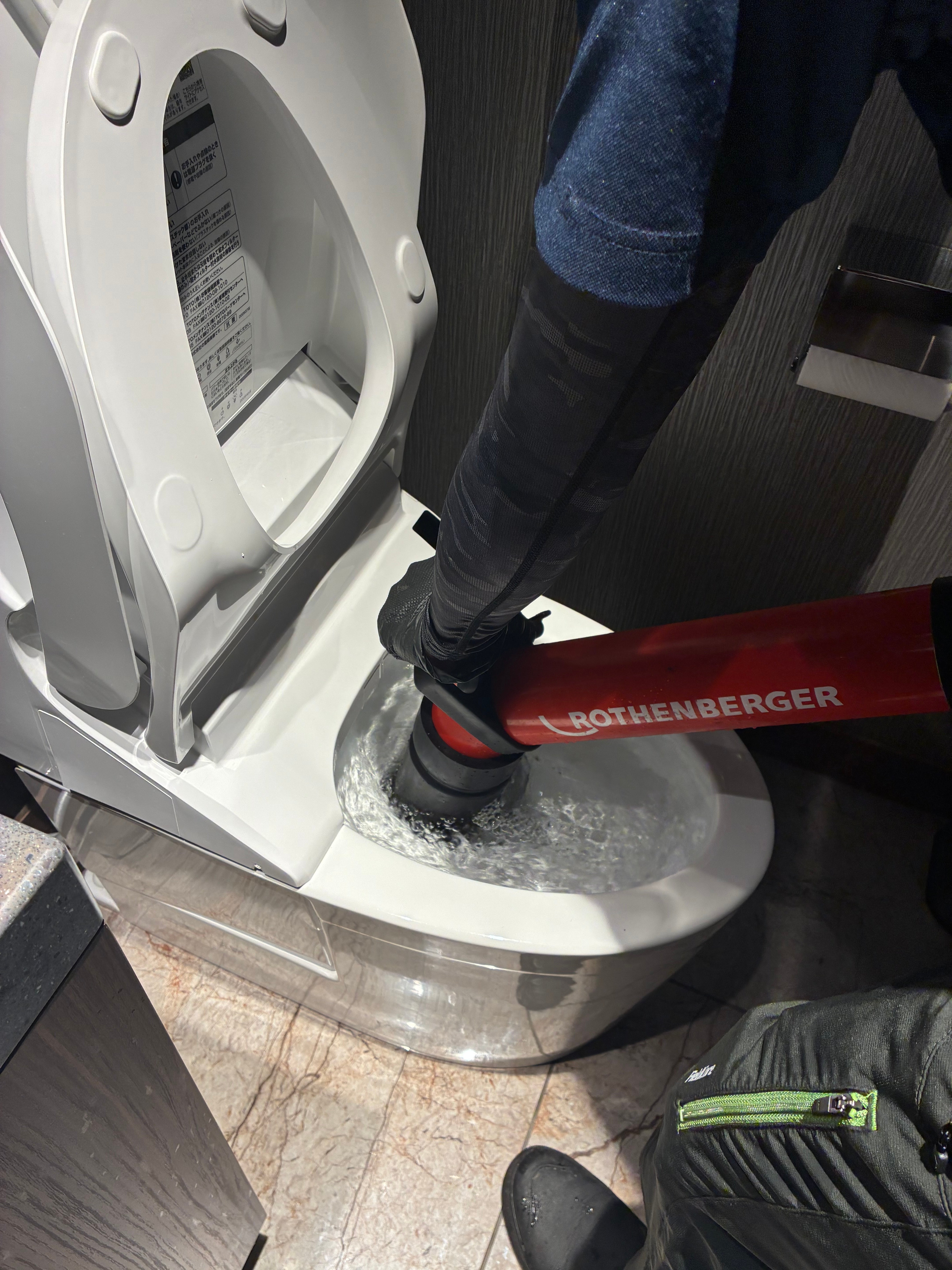 徹底的にトイレの詰まりを取り除きます！の写真